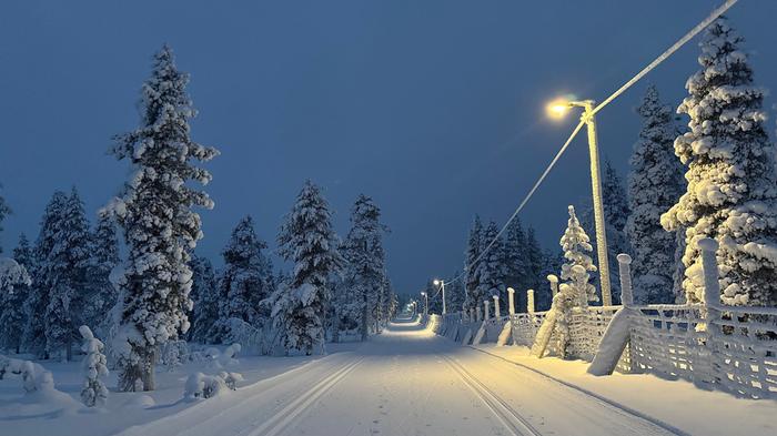 Sininen hetki Saariselän ladulla.