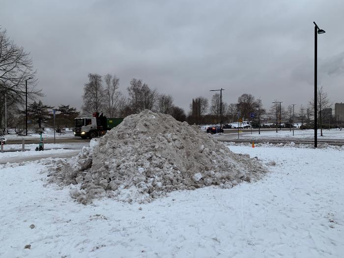 Lunta riitti paikoin kasoiksi asti Helsingissä marraskuun loppupuolella 2022.