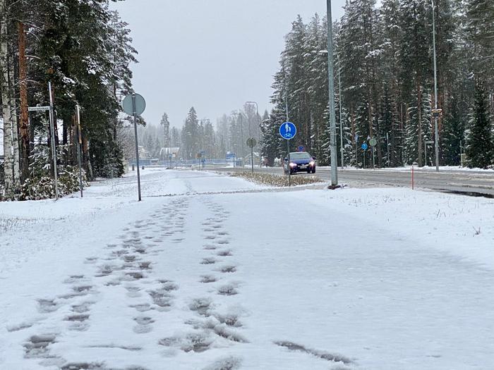 Lumisateita Tuusulassa huhtikuussa. Lumisateita Tuusulassa 16. huhtikuuta 2020.