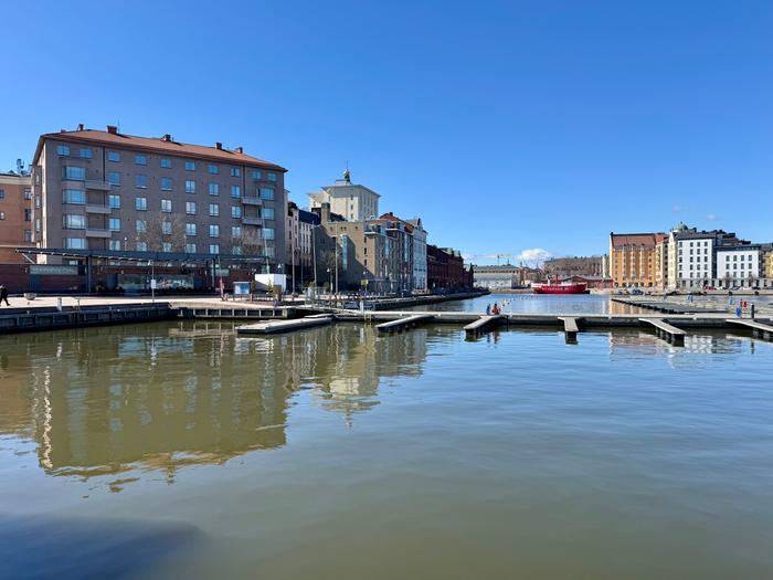 Kevätaurinko lämmitti maan etelä- ja keskiosassa myös tiistaina.