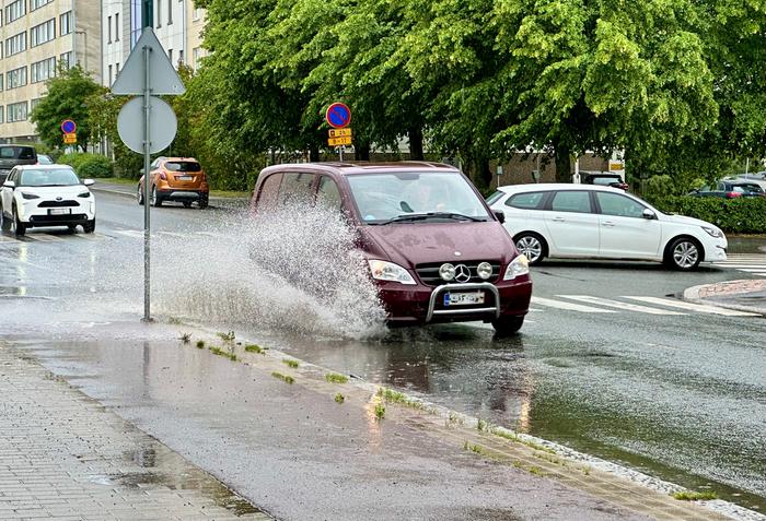 Sadekuuron yhteydessä vettä voi kertyä tielle nopeasti ja vesiliirron vaara kasvaa.