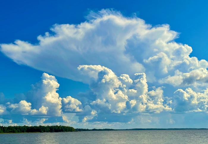 Iltapäiväksi kumpupilvistä voi kehittyä kuuropilviä.