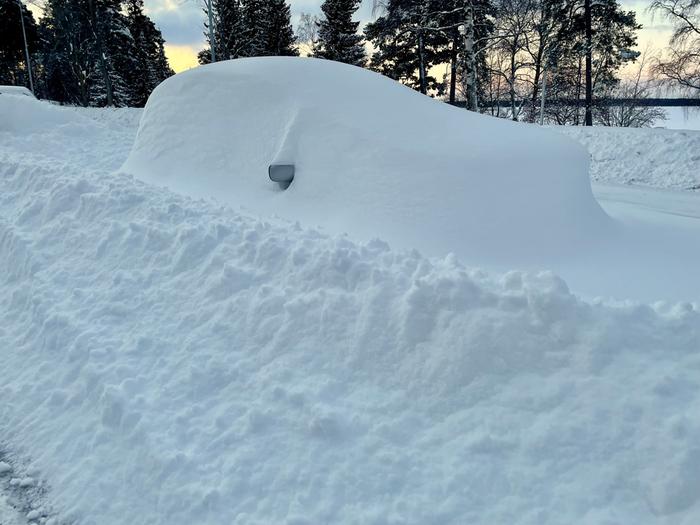 Lumipyryn jälkeisiä tunnelmia Vaasassa joulupäivänä. Lumensyvyys oli laskenut Klemettilän mittausasemalla 53 cm:iin, eli lumi on todennäköisesti painunut kasaan tai tuuli on ajanut sitä pois mittauspisteeltä.