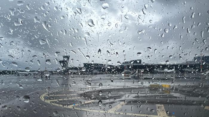 Syyskuista sadetta Helsinki-Vantaan lentoasemalla.