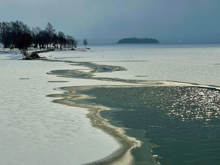Lumikuurojen seassa ehtii aurinkokin valaisemaan maisemaa. Sulilla rannikkopaikoilla merikin jo kimmeltää.