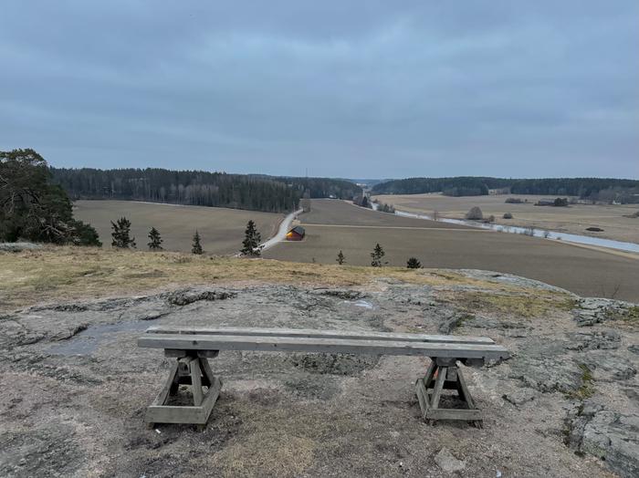 Maa oli lumeton Liedossa Varsinais-Suomessa helmikuussa 2025.