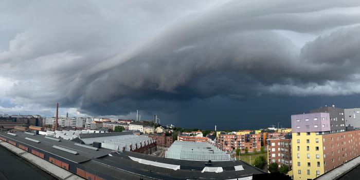 Helsingin yllä nähtiin näyttävä vyörypilvi elokuussa 2025.