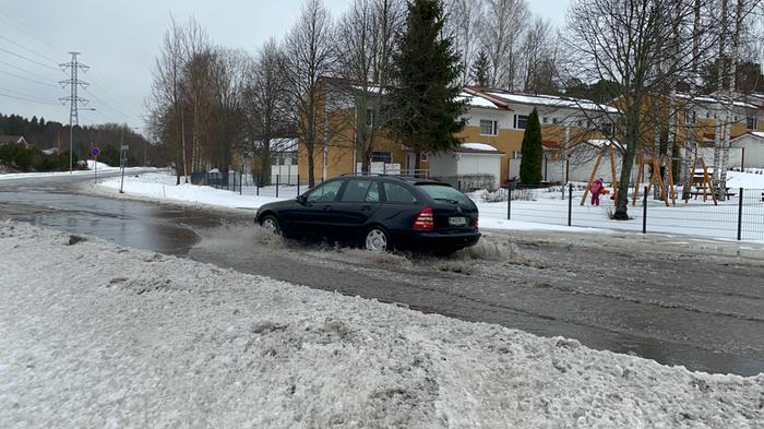 Sulamisvedet ja rankat vesisateet ovat saaneet ajoväylät tulvimaan maan etelä- ja lounaisosassa.