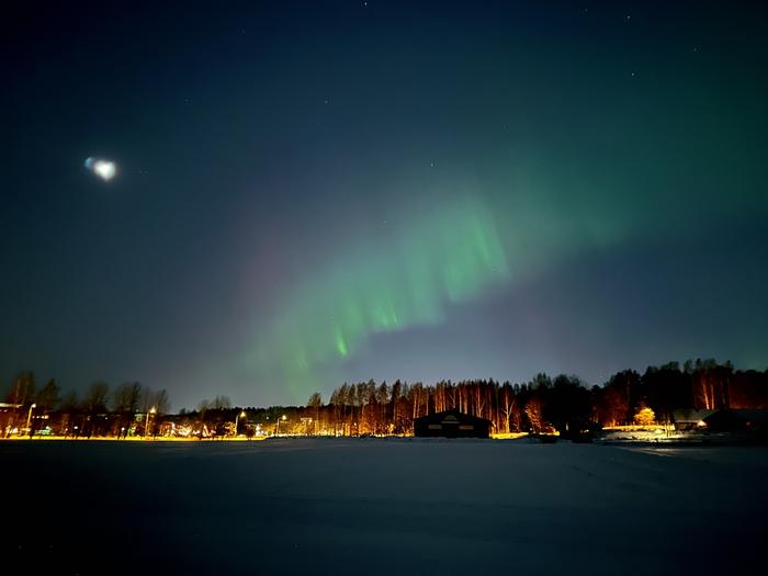 Revontulia Helsingissä.