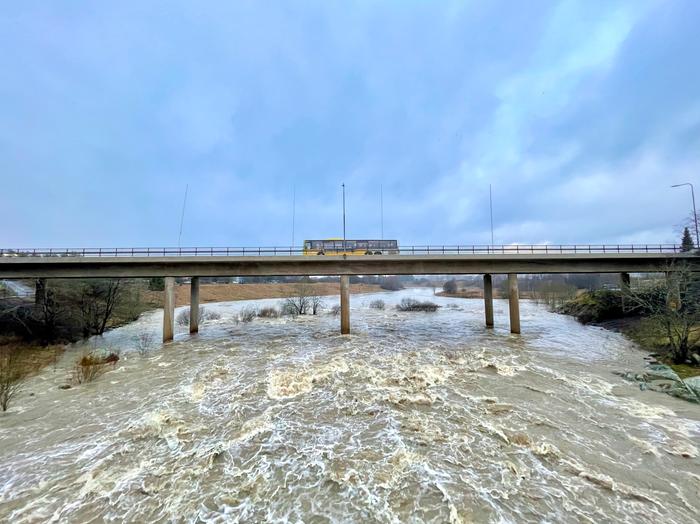 Lauha sää, vesisateet ja lumien sulaminen saivat aikaan tulvia ja suuria virtaamia etelässä, lounaassa ja lännessä tammikuussa 2023.