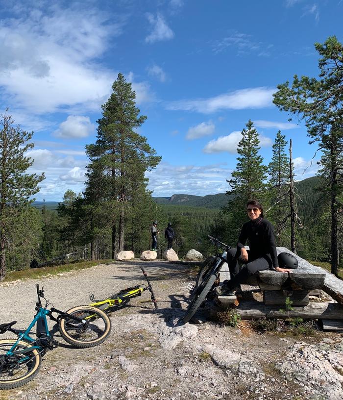Kesällä 2021 Liisa Rintaniemi oli perheineen sähköpyöräilemässä Rukalla.