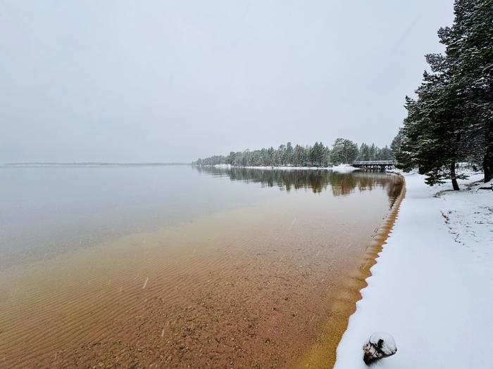 Luminen maisema Inarijärven rannalla Luminen maisema Inarijärven rannalla.