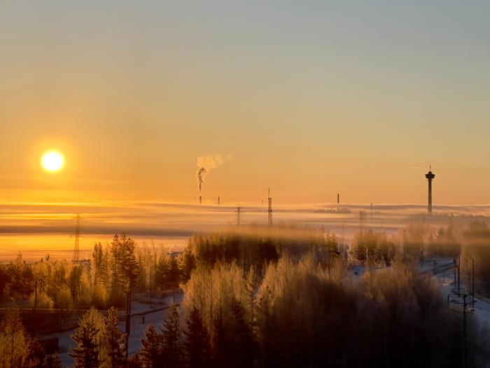 Aurinko nousi tyynenä pakkasaamuna.