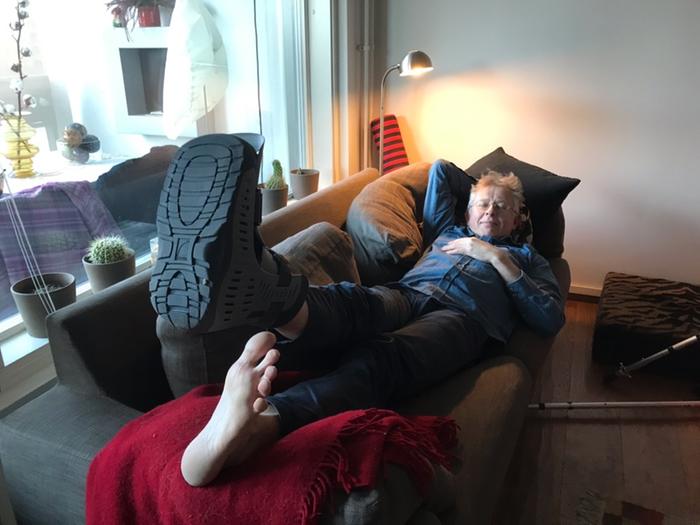 Forecan ja MTV Uutisten meteorologi Pekka Pouta lepuutti loukkaamaansa jalkaa kotonaan 6. maaliskuuta 2020.