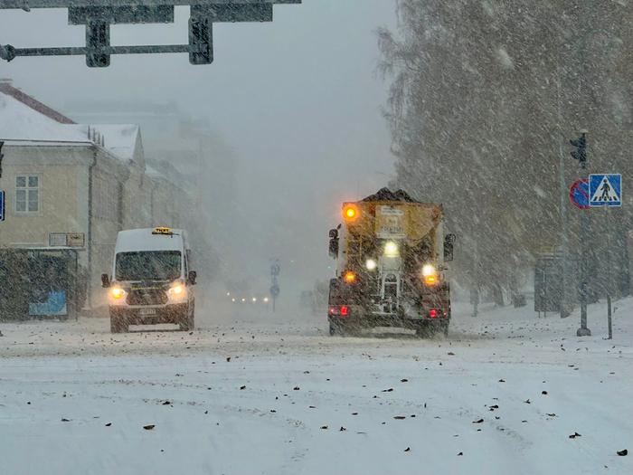 Lumipyry Vaasassa Vaasassa pyrytti lunta marraskuun alussa 2023.