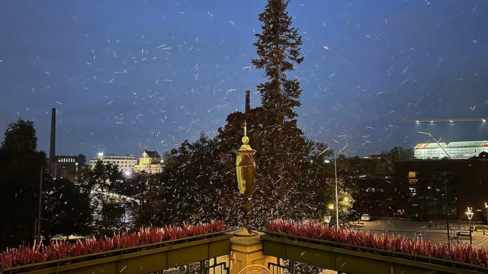 Lumisade Hentoa lumisadetta Tampereella.
