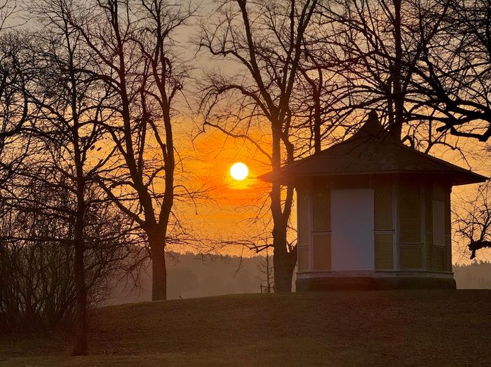 Helmikuinen auringonnousu Turun Ruissalossa.