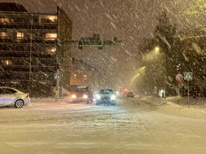 Lumipyry heikensi ajokeliä Vaasassa 22. marraskuuta 2023.