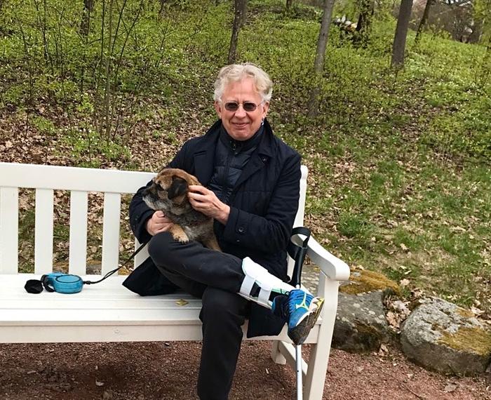 Pekka Pouta on pystynyt jo hieman liikkumaan Sini-koiran kanssa maaliskuisen jalkaleikkauksen jälkeen.