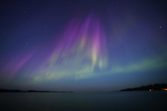 Värikkäitä revontulia Oulujärvellä.