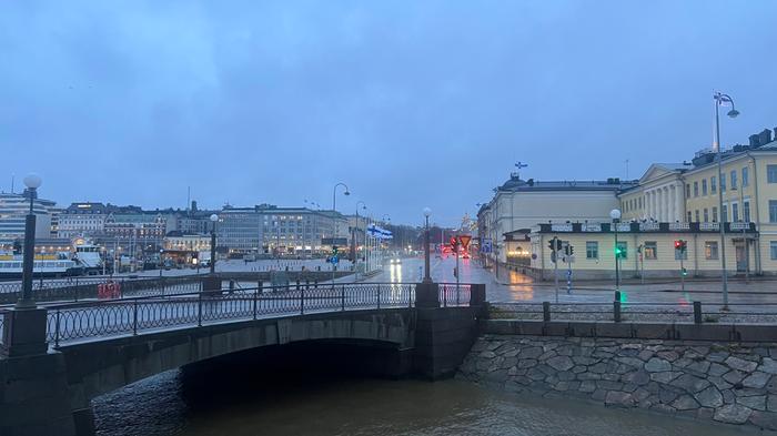 Helsingissä suruliputettiin presidentti Martti Ahtisaaren hautajaispäivänä 10. marraskuuta 2023 sateisessa säässä.