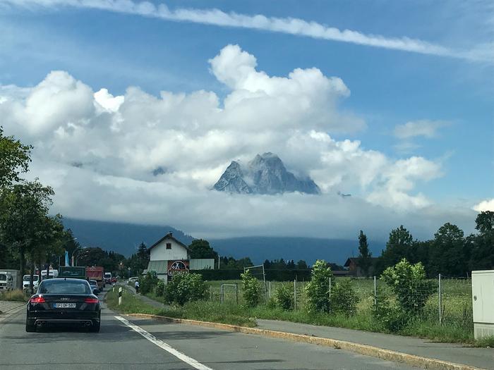 Zugspitze-vuori Saksassa sai pilviä ympärilleen
