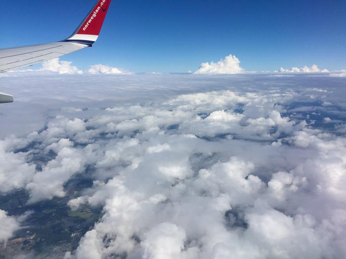 Lentokoneessa pilvien yläpuolella.