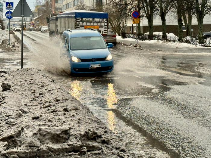 Sulamisvesiä tiellä Lauha sää ja vesisateet sulattelevat lumia.