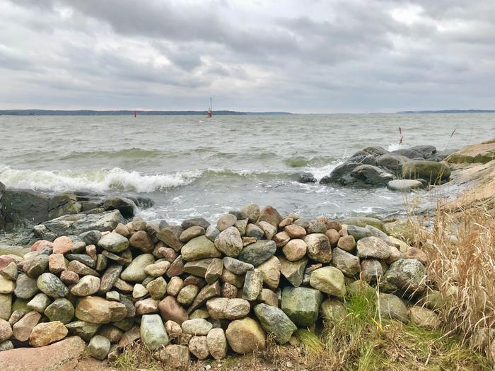 Tuulen nostamaa aallokkoa Ruissalossa.