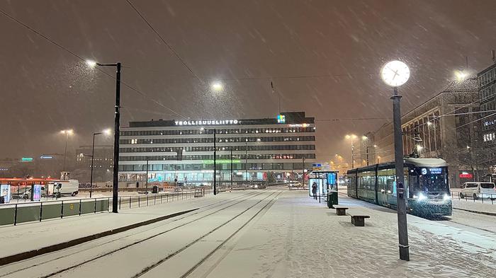 Joulukuisia lumisateita Helsingissä.