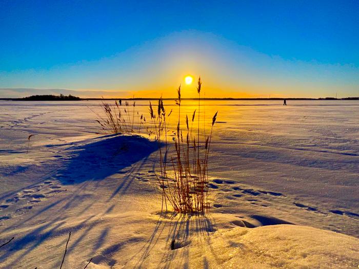 Aurinko laskee Aurinko lämmittää jo selkeällä ja vähäpilvisellä säällä, mikä luo kevättalvista tunnelmaa.
