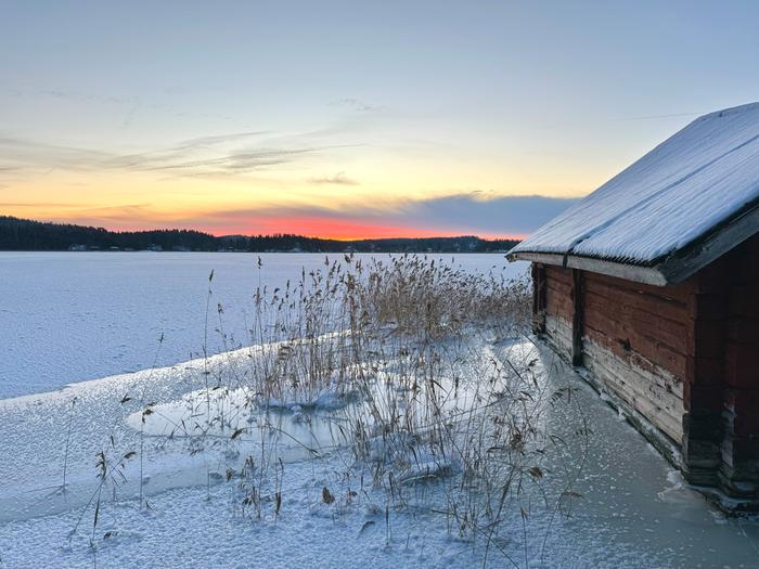Maan keski- ja pohjoisosissa on keskiviikkoyön ja -aamun aikana mitattu 20–35 asteen pakkasia. Takana on kuluvan helmikuun toistaiseksi kylmin yö. Etelärannikolla on ollut lauhempaa lumikuurojen ja pilvisyyden vuoksi.