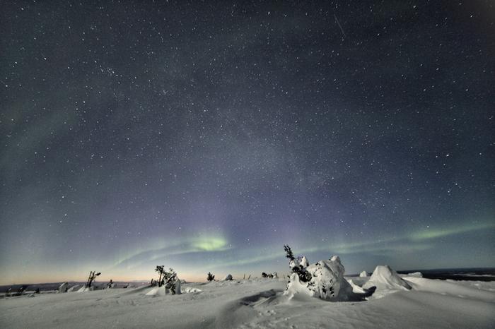 Revontulet Levitunturin huipulla.