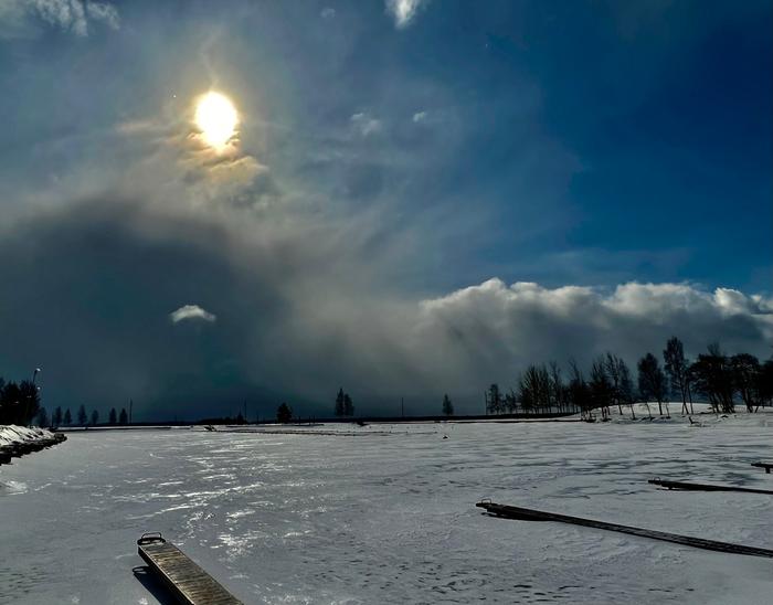 Auringonlämmitys on herätellyt lumikuuroja kylmässä ilmassa.