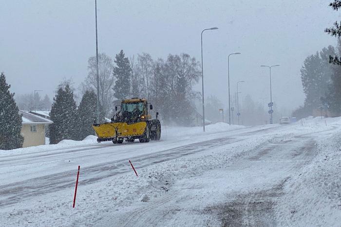 Lumisade huononsi ajokeliä Tuusulassa maaliskuussa 2021.