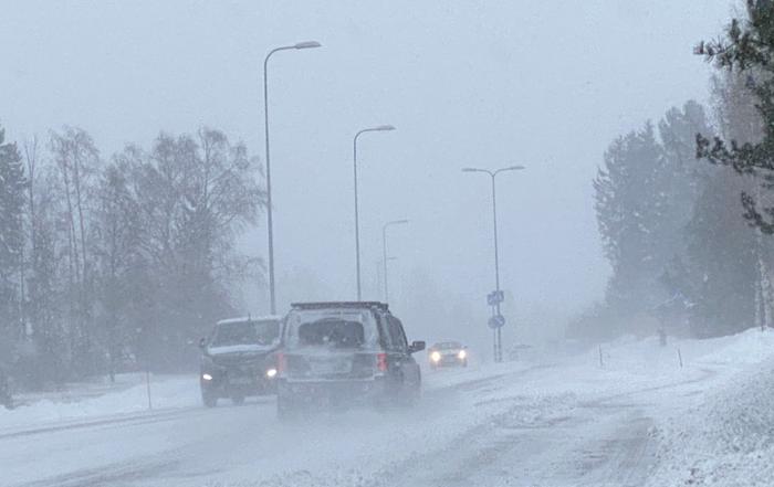 Lumipyry ja pöllyävä lumi huononsivat ajokeliä Tuusulassa maaliskuussa 2021.