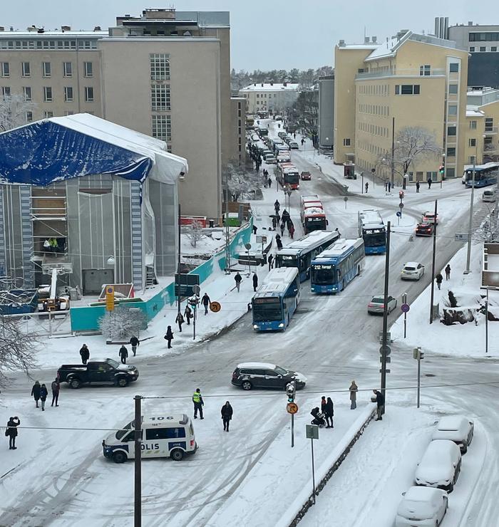 Takatalvi aiheutti haasteita liikenteessä Helsingissä huhtikuussa 2024.