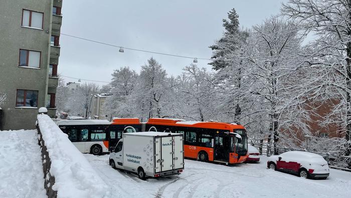 Linja-auto oli ongelmissa haastavassa kelissä Helsingissä huhtikuussa 2024.