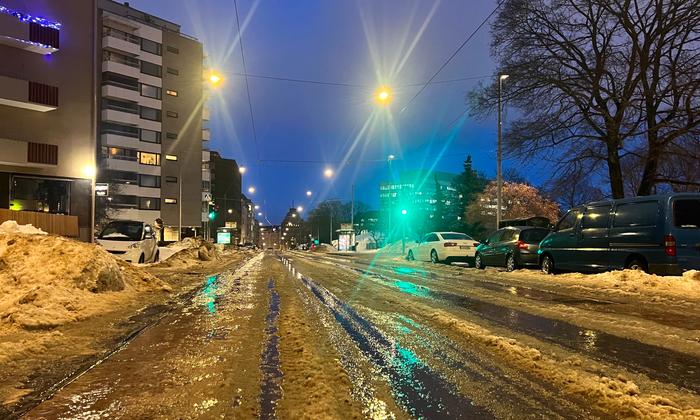 Lauha sää ja vesisateet saavat aikaan loskaa.