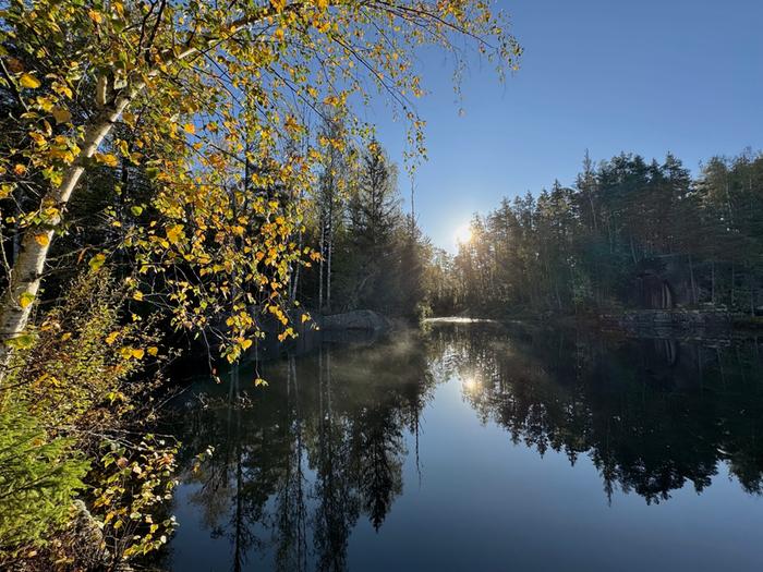 Syyskuista aurinkoa Aurinkoinen syysaamu.