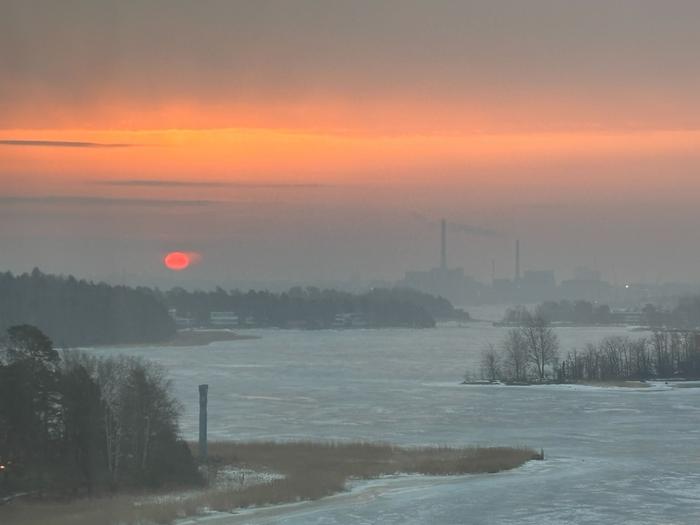 Saharasta tullut hiekkapöly punersi auringonnousua eteläisessä Suomessa maaliskuun alkupuoliskolla 2026.
