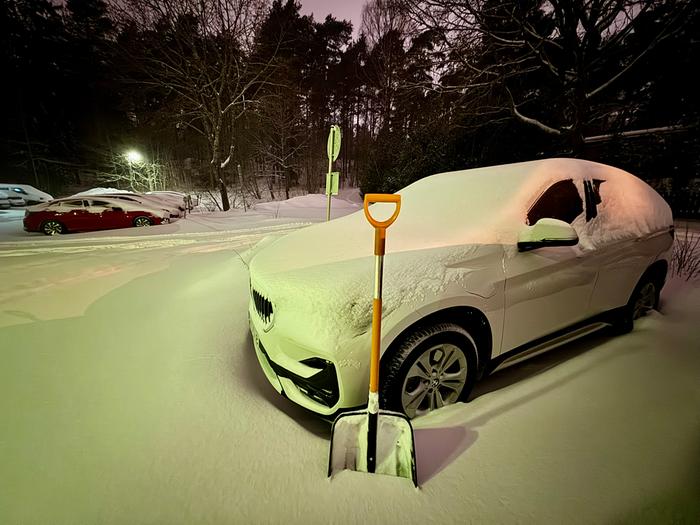 Torstaina voi joutua lumitöihin, jos haluaa liikenteeseen.