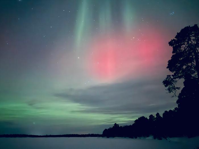 Harvinaisen voimakkaan aurinkomyrskyn revontulia näkyi Inarinjärvellä, suuressa osassa maata pilvisyys esti näkyvyyden.