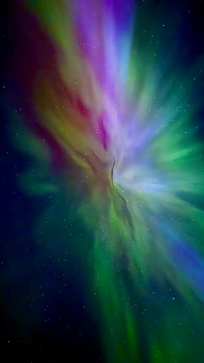 Värikkäitä revontulia alkuyöstä Uudessakaupungissa