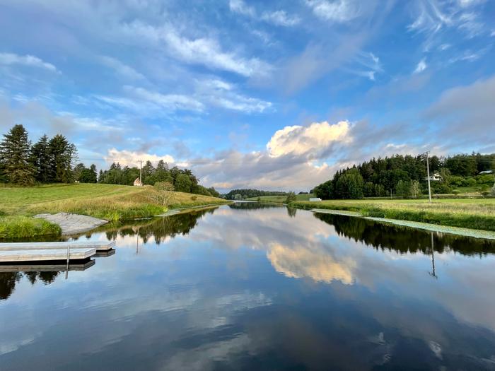 Elokuinen aamu Aurajoella.