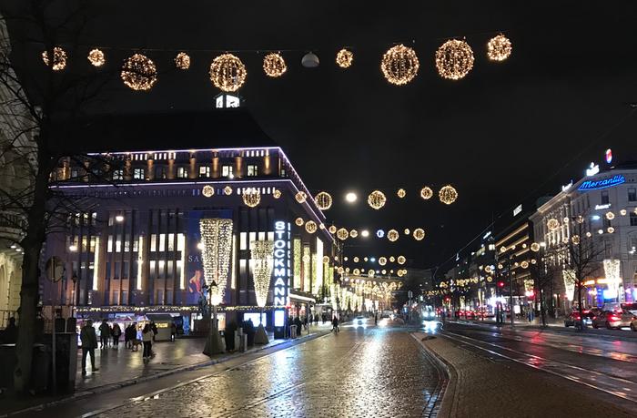 Helsingin jouluvaloja sadesäässä.