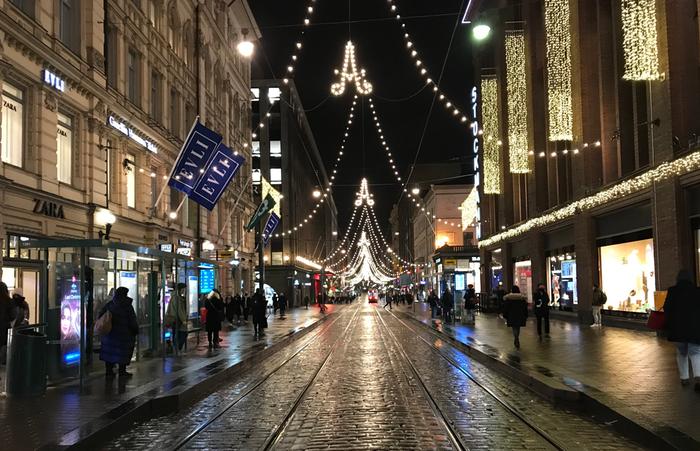 Jouluvaloja lumettomassa Helsingissä.