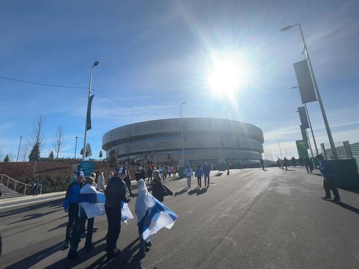 Aurinko paistoi Milanossa, kun suomalaiskannattajat saapuivat kannustamaan Suomen miesten jääkiekkojoukkuetta talviolympialaisten Suomi–Ruotsi-otteluun.