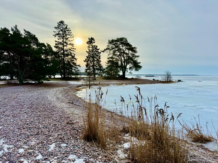 Lauha sää on sulattanut lumia lounaisrannikolla.