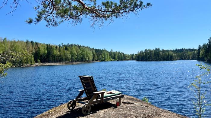 Toukokuinen kesäisen lämmin päivä Saimaan rannalla.
